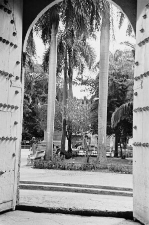 Reisefotos Karibik. Trinidad. Kircheninneres (vielleicht in Port-of-Spain). Blick durch das geöffnete Hauptportal auf den Vorplatz
