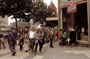 Berlin: Publikum vor dem KADEWE