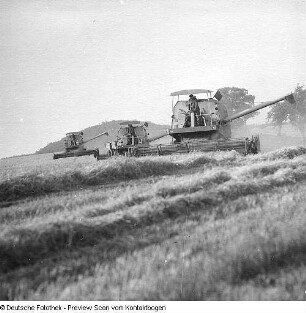 Landwirtschaft (Lagerhäuser, Neubau, Kongreß mit Krolikowski, Buchstand, Kartoffelsortieren, Gewächshaus, Kartoffeln, Getreideernte mit Mähdreschern, Auszeichnung auf dem Feld, Pflügen, Pflanzhütchen)