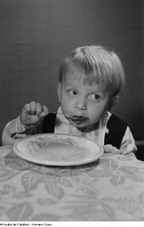 Ein Kind beim Verzehr von Nudelsuppe