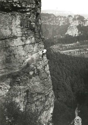 Sächsische Schweiz, Rathener Gebiet. Kleiner Wehlturm. Paul Illmer auf dem 2. Band der Südwestwand (VI)