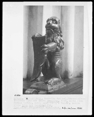 Dreisitz, Löwe mit Wappenschild