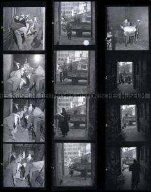 Schwarz-Weiß-Negative mit Aufnahmen von der Verteilung von Weihnachtsbäumen und Geschenken an bedürftige Familien durch die Sozialhilfe Groß-Berlin
