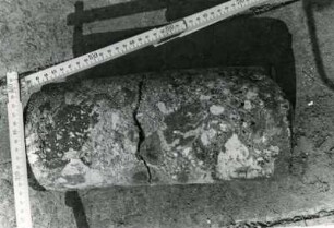 Freital-Zauckerode. Paul-Berndt-Grube (ehemaliger Königin-Carola-Schacht). Tiefbohrung F 7 bei 49,0 m. Buntes Konglomerat mit kaolinisierten, gebleichten Feldspat führenden Porphyrit-Geröllen