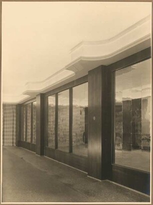 Kaufhaus F.V. Grünfeld, Leipziger Straße, Berlin Erfrischungsraum: Veranstaltungsraum verkleidete Stützen und Anschnitt Deckenspiegel