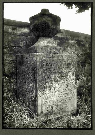 Friedhof. Grabstein mit Urne