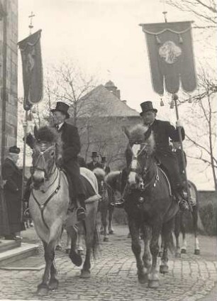 Osterreiten in Radibor : Gesellschaftliche Volkskultur - Frühling. Ort: Radwor / Radibor. Osterreiter mit Fahnen