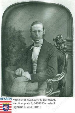 Becker, Ernst, Dr.phil. (1826-1888) / Porträt, in Lehnstuhl sitzend / leicht rechtsgewandtes, vorblickendes Kniestück