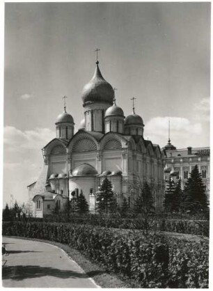 Moskau, Russland. Kreml. Erzengel-Kathedrale (1505-1509; Alovisio Novo). Ansicht von Nordosten mit Apsiden