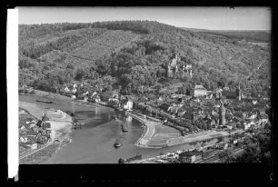 Blick auf Mainspitze, Innenstadt und Burg