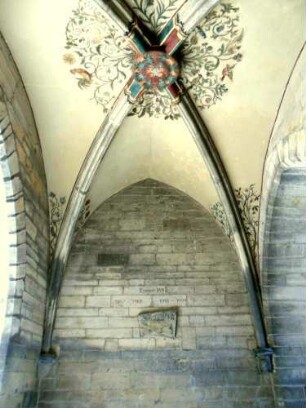 Stadtkirche-Kirchturm Eingangshalle im Westen mit Kreuzrippengewölbe und Schlußstein in Farbigkeit