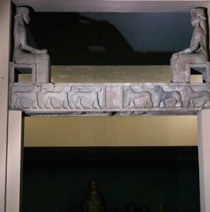 Türsturz von einem Tempel in Rhizénia (Prinias) (Fragment)