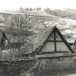 Cossebaude, Talstraße 62. Weingut (1786/1800). Wirtschaftsgebäude mit Syenitbruchsteinmauer gegen Weinberg