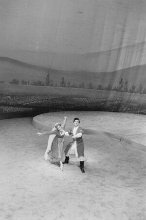Szenenbilder aus dem Ballett "Gajaneh" von A. Chatschaturjan, Regie Gruber mit E. Vesko u.a., Deutsche Staatsoper Berlin, Premiere 21.10.1955