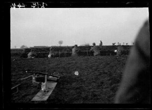 Armentières (Dep. Nord, Frankreich): Soldaten in einem Schützengraben der "Sachsenstellung" (Rückansicht, Distanzaufnahme)