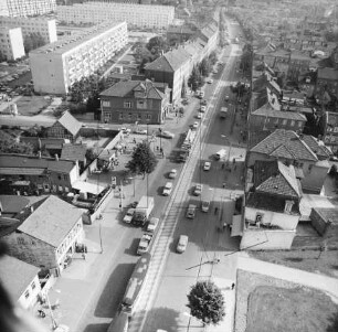 Karl-Marx-Allee (Magdeburger Allee) an der Einmündung Ammertalweg in Erfurt-Ilversgehofen : Blickrichtung Südosten zum Neubaugebiet Johannesplatz
