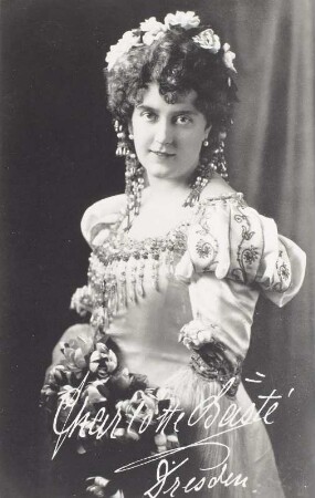 Porträt Charlotte Basté : Porträt Charlotte Basté (1864-1928; Schauspielerin). Fotografie (Weltpostkarte mit Druckautogramm). Dresden, 1906