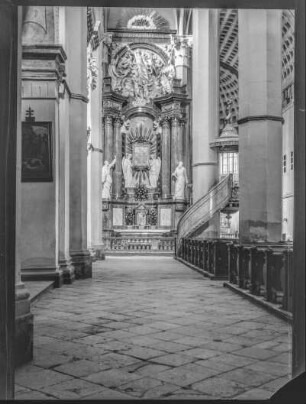 Kirche, Altar und Kanzel