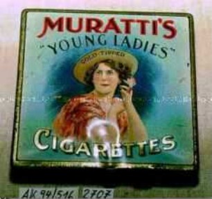 Blechdose für 20 Stück "MURATTI'S YOUNG LADIES CIGARETTES" (Abbildung: Brustbild einer jungen rauchenden Frau)