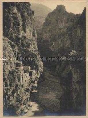 Golf von Salerno - Schlucht mit Fischerhütte bei Positano