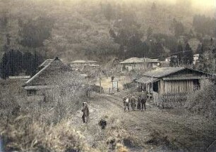 Hakone, Japan. Tourist mit einheimischer Familie gegen die Stadtsilhouette