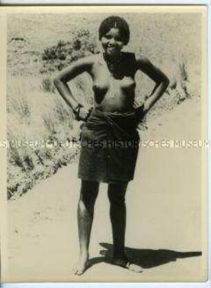 Junge Frau der Volksgruppe Zulu, Tal der tausend Hügel, Südafrika