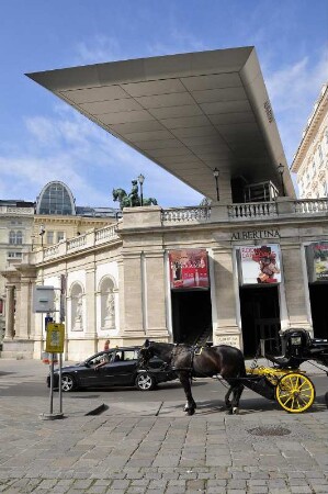 Albertina mit Fiaker : Vor dem Ausstellungszentrum Albertina steht ein Fiaker. Aufgenommen in Wien am 2. September 2009. Foto Uwe Gerig