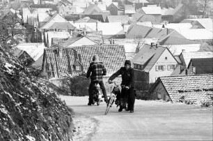 Wasenweiler: Zwei Buben mit Mofas auf vereistem Weg