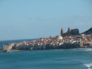 Ansicht der Stadt Cefalu mit Dom an der Nordküste