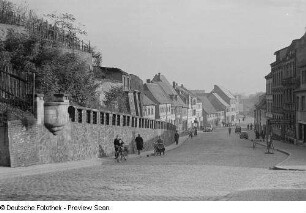 Blick in eine Straße (vom Burgberg herab)