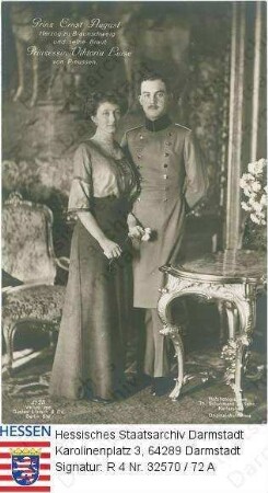 Ernst August Herzog v. Braunschweig (1887-1953) / Porträt in Uniform mit Ehefrau Viktoria Luise geb. Prinzessin v. Preußen (1892-1980), in Raumkulisse stehend, Ganzfiguren