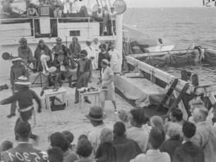 Äquatortaufe : Die Passagiere bei der Äquatortaufe auf Deck des Dampfschiffes Usambara