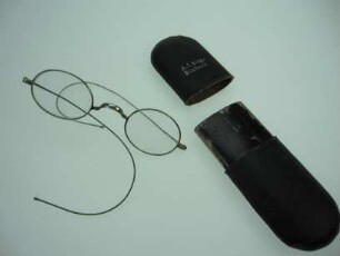Brille mit Etui