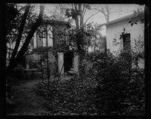 Ohne Titel (Laube und Garten sowie Eltern im Hintergrund)
