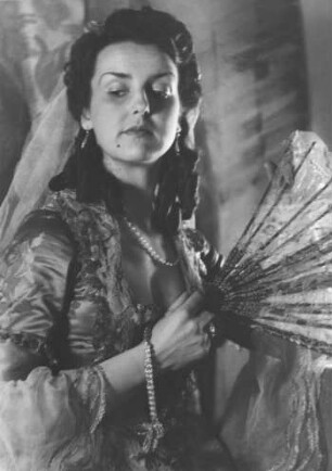 Hamburg. Thalia-Theater. Portrait der Schauspielerin Jutta Oppermann, aufgenommen während einer Aufführung der Komödie "Tartüff" im Jahr 1946