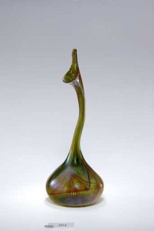Vase in Form eines Gefäßes zum Versprengen von Rosenwasser