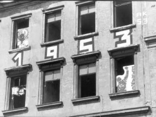 Dresden-Friedrichstadt, Roßthaler Straße 2. Ruinöses Wohnhaus. Teilansicht mit Poster "Dynamo Dresden" und Schriftzug "1953"