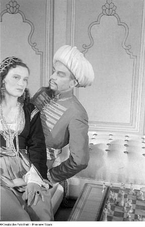 Szenenbilder aus dem Stück "Nathan der Weise" von Gotthold Ephraim Lessing im Deutschen Theater Berlin : Szene mit Kai Möller als Sultan Saladin (rechts) und Ingeborg Senkpiel als Sittah (links)
