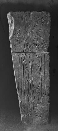 Grabplatte mit eingeritzter Königsfigur