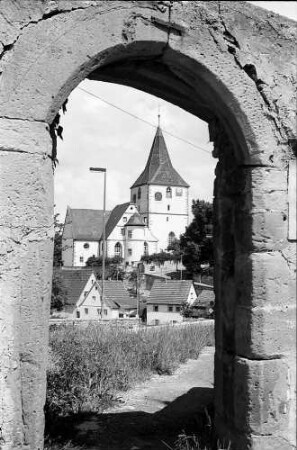 Freiberg-Beihingen: Blick durch das Schlossportal zur ev. Pfarrkirche