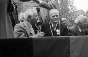 Lörrach: Auf der Tribüne Bundespräsident Prof. Heuss und Oberbürgermeister von Lörrach Braye