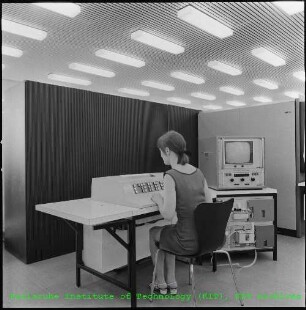 Arbeitsplatz in der Datenverarbeitungszentrale (DVZ)