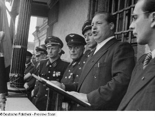 Fritz Beier (2.v.r.) während einer Rede auf dem Balkon des Alten Rathauses