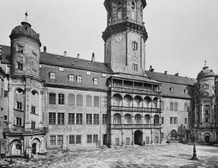 Dresden. Residenzschloß. Großer Schloßhof. Nordflügel mit Hausmannsturm. Südseite. Aus: Das Königliche Residenzschloss zu Dresden. Tafel 6. Dresden: Römmler und Jonas, 1896. Dresden: Landesamt für Denkmalpflege Sachsen, 21-24/8220