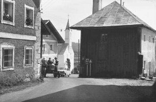 Bierhütte: Dorfstraße mt kommendem Traktor