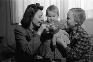 Bukarest: Familie Stenzel [Frau Stenzel und Töchter]