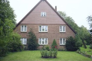 Dorfstraße 17: Bauernhaus: Giebelseite Wohntrakt: Giebel mit Verbretterung