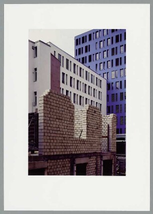 Blick auf Neubau-Architektur und ein unfertiges Gebäude