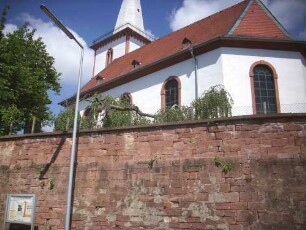 Ansicht von Südosten mit Kirche (Langhaus Neubau 1783) in erhöht gelegenem Kirchhof über Kirchhofmauer (Wehrgang im 18 Jh abgetragen-in der Basis als terrainstabilisierende Futtermauer)