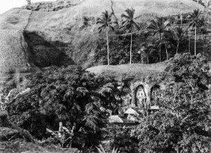 Königsgräber auf Bali : In den Hang eines Berges gegrabene Königsgräber.